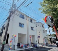 新築戸建（川崎区四谷上町）3号棟の外観|新築戸建　京急大師線「東門前」駅 徒歩17分　3LDK+パントリー　駐車スペース   スカイバルコニー　駅まで平坦　前道6ｍ以上　小学校徒歩10分以内　充実の子育て環境　眺望良好　家事導線良好　角地