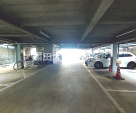 レゾン萩中の駐車場
