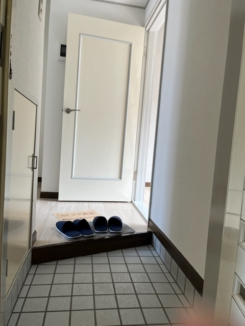 春日部市中央１丁目のアパートの玄関