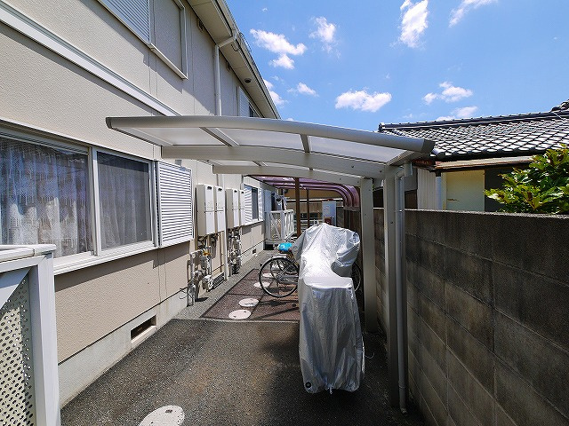 メモリーハウスのその他共用部分|屋根付きの駐輪場です