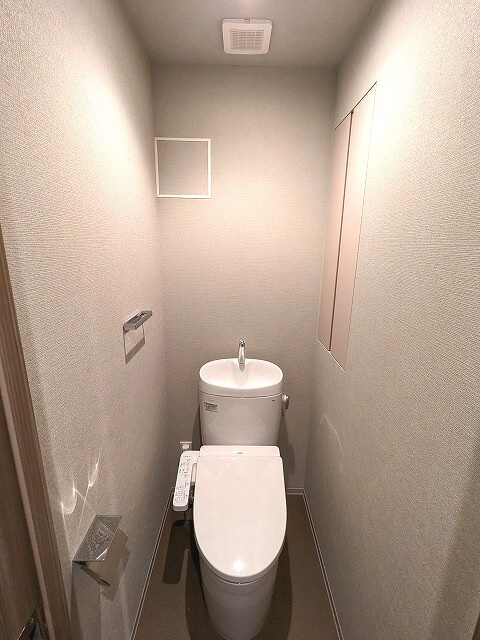 浅草蔵前レジデンスのトイレ|洗面室とは独立した温水洗浄便座トイレです