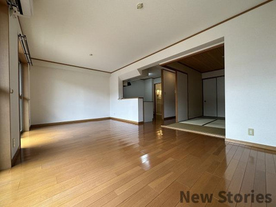 【居間・リビング】 | アップルコート | こちらのリビングで趣味の時間をお楽しみください