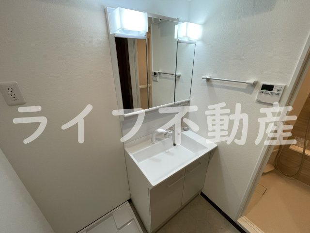 ヴァローレ布施の独立洗面台|独立洗面台、小物を置くことができて便利です