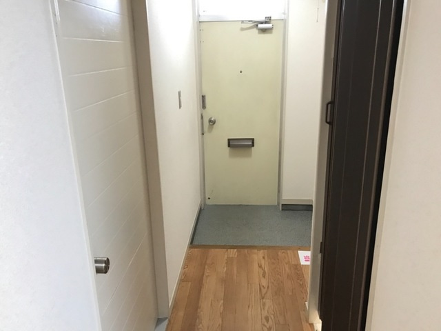 ブルーリボン B棟の玄関