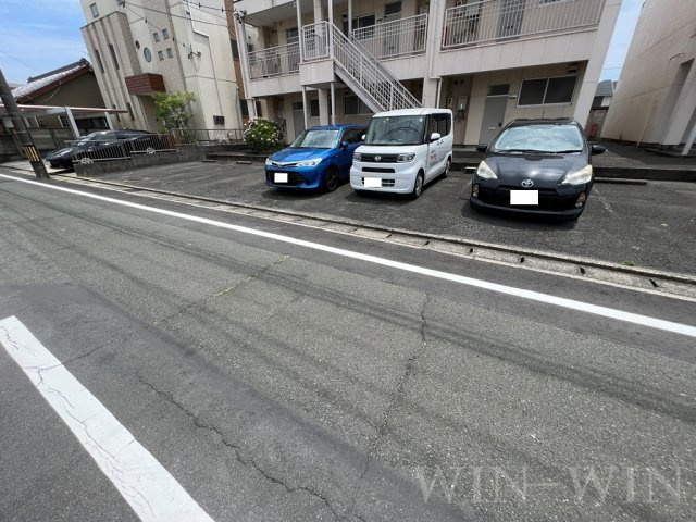 ブルーリボン B棟の駐車場