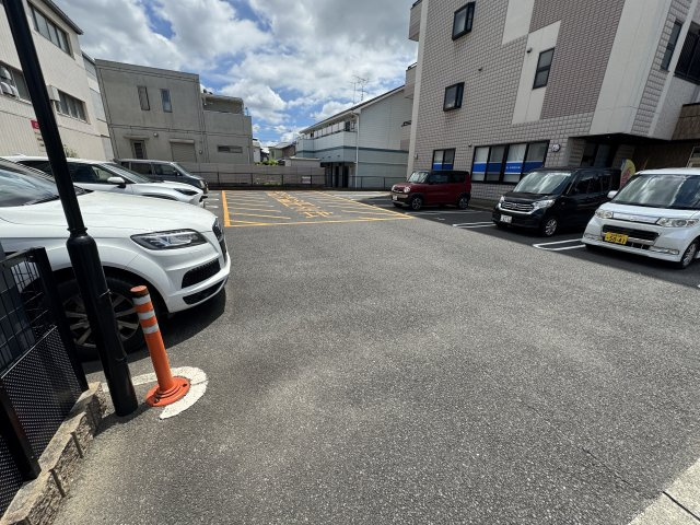 本州東海ビルの駐車場