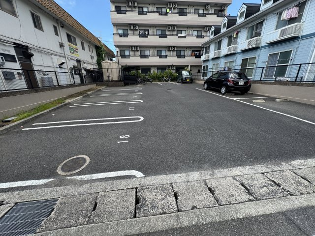 本州東海ビルの駐車場