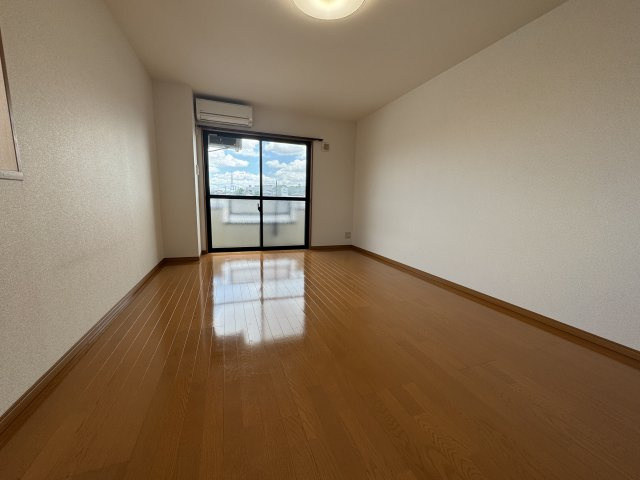 本州東海ビルの洋室