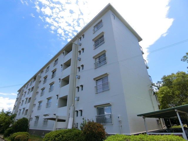 山田池住宅7号棟の外観