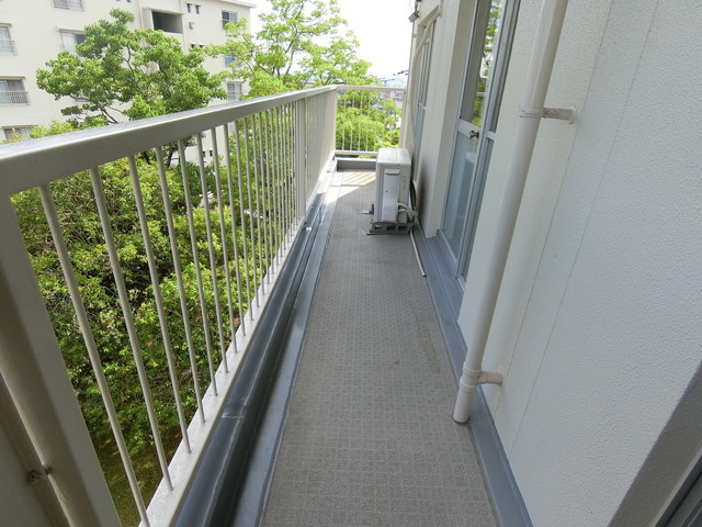 山田池住宅7号棟のバルコニー