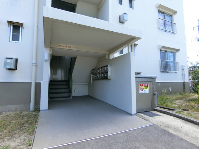 山田池住宅7号棟のエントランス