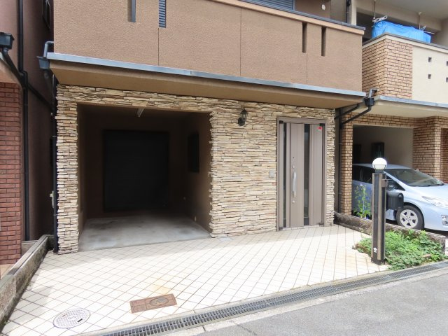 野中南貸家の駐車場