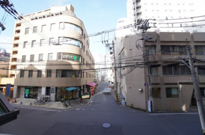 【展望】 | 【上質リノベ】コム・スペース大手町 | 【シティービュー】
都会の物件からの眺望を想像すると、
周りの建物に押しつぶされそうになりますが、
本物件目の前の建物との距離もあり、
視界が開けて青空を楽しむことができます。