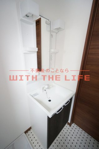 アウトリメッサ【10,000円キャッシュバック対象物件】の独立洗面台|独立洗面台、小物を置くことができて便利です