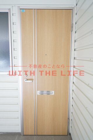 アウトリメッサ【10,000円キャッシュバック対象物件】の玄関|明るい玄関です