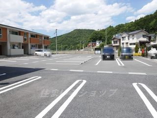 安芸高田市吉田町吉田のアパートの駐車場
