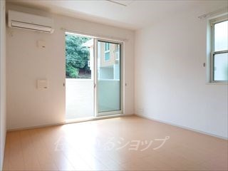 安芸高田市吉田町吉田のアパートの居間・リビング|エアコン付き