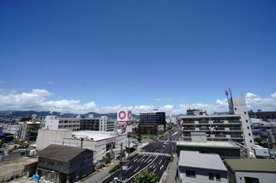 【展望】 | 【上質リフォーム】サンシティ吉島通り | 【四季を感じる】
四季の移ろい・爽やかな青空や風を感じられ
自然を愉しめるパノラマビュー。
毎日の暮らしに余裕を感じさせてくれる、
遮る物の無い開放的な眺望を是非、ご堪能ください。