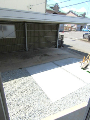 【駐車場】 | 再生住宅　甲斐市長塚 | 屋根付き駐車場に車を止められます