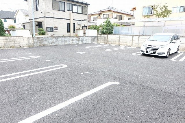 アドラブールの駐車場