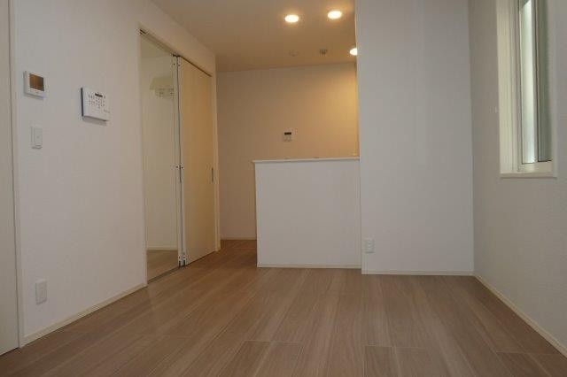 倉敷市日ノ出町１丁目のアパートの居間・リビング