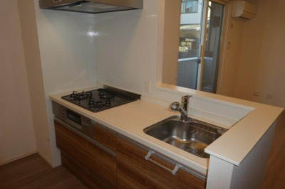 【キッチン】 | 瀬戸内ハウジングⅢ | ３口ガスコンロ付システムキッチン