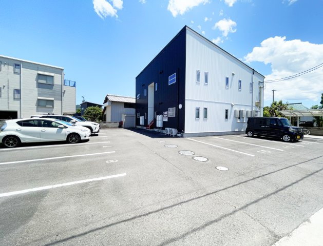 リブライフ国府の駐車場