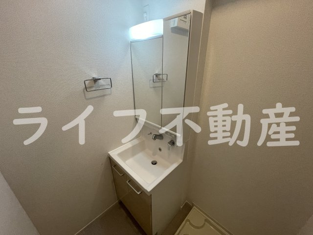 カーサ・オストロの独立洗面台|朝の支度にも助かる、独立の洗髪洗面化粧台