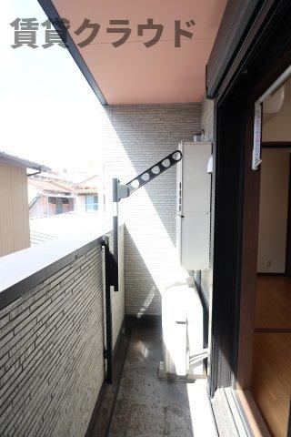 AQUE22のバルコニー|外からの目が気にならないバルコニーで洗濯物が干せます