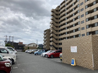 【駐車場】 | 敷地内駐車場は平置きです。来客用駐車場もあります♪