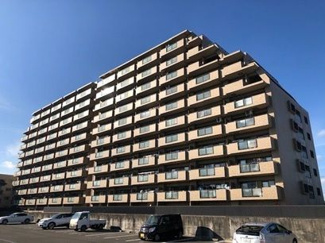【外観】 | 豊かな自然が人気の糸島エリアのオートロックマンションです。閑静な住宅街に建つマンションですが、国道に近いためとても便利で、生活環境は良好です