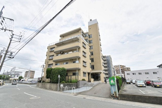 【外観】 | 箱崎駅まで徒歩14分。大通りに面していないので穏やかな環境です。箱崎駅周辺にスーパーがあるので、帰りに買い物に寄るのに便利です♪