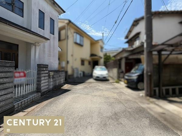 岩出市東坂本　中古戸建の前面道路含む現地写真