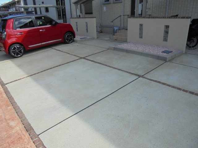 スリーズの駐車場