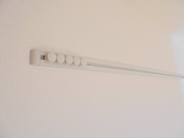 スリーズの設備|洋服をかけることができます。