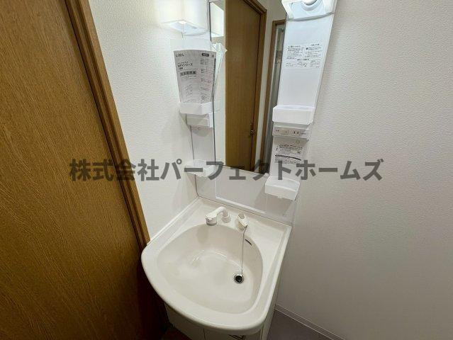 枚方グランドマンションの独立洗面台|朝の支度にも助かる、独立の洗髪洗面化粧台