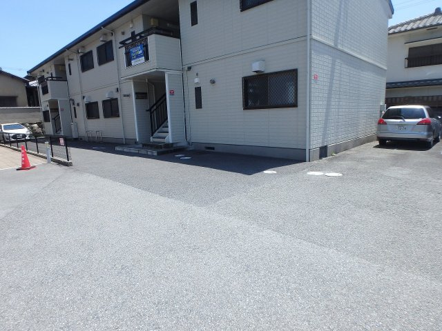 クレール山手の駐車場
