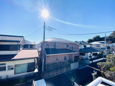 【展望】 | ☆南道路×陽当り良好×閑静な住宅地☆仲介手数料不要！新築／藤沢市本藤沢５丁目２号棟 | 南から日差しが差し込む明るいオウチ♪落ち着きのある雰囲気で、車通りの少ない、THE 閑静な住宅街！となっております。