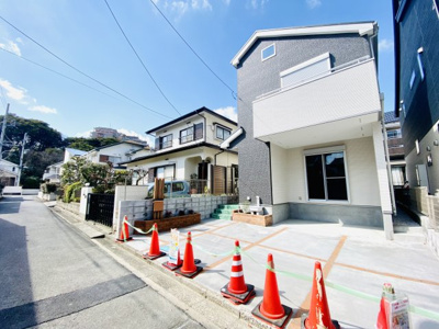 【外観】 | ☆南道路×陽当り良好×閑静な住宅地☆仲介手数料不要！新築／藤沢市本藤沢５丁目２号棟 | 【区画②】平坦地で暮らしやすい住宅地です。☆陽当たり×風通し×閑静☆段使いや来客時に重宝する並列2台可のカースペース♪別途駐輪スペースも設けますので乗り物の置き場には困りません(^^)/