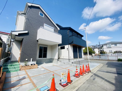 【前面道路含む現地写真】 | ☆南道路×陽当り良好×閑静な住宅地☆仲介手数料不要！新築／藤沢市本藤沢５丁目２号棟 | 【建物完成！ご見学可能】閑静な住宅地に差し込む陽光！穏やかな暮らし、人生を和らいでくれそうな物件です☆公園も近くにあり交通量も少ないので子育てにも向いた住環境です。