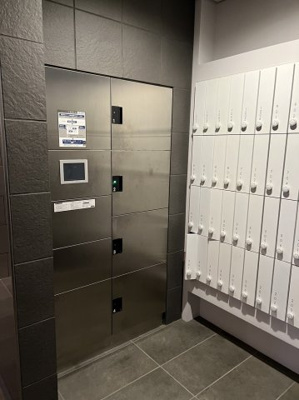 【その他共用部分】 | プリエールTAT江戸堀 | 大切な荷物をお預かり！宅配ボックスが設置されています♪