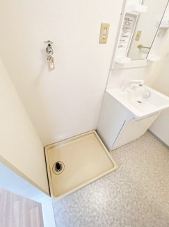 【展望】 | 洗面所内、シャンプードレッサー横にある室内洗濯機置き場です♪防水パンが付いているので万が一の漏水にも安心です！