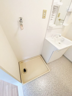 【展望】 | エーデルハイム/宿河原 | 洗面所内、シャンプードレッサー横にある室内洗濯機置き場です♪防水パンが付いているので万が一の漏水にも安心です！