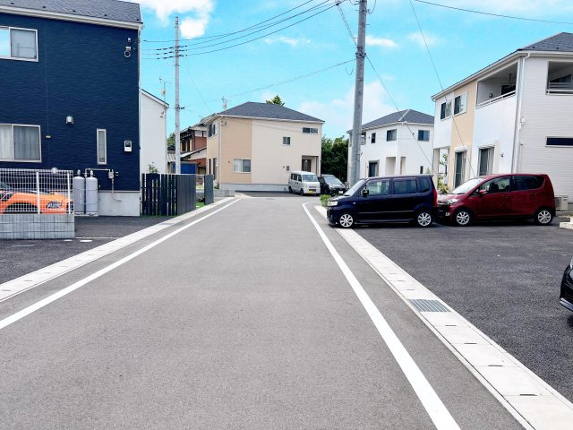 太田市新田木崎町　中古住宅の前面道路含む現地写真