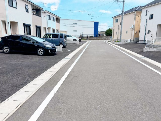 太田市新田木崎町　中古住宅の前面道路含む現地写真