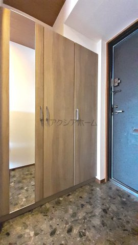 ウインベルコーラス狭山ヶ丘の玄関|令和5年9月にシューズボックス交換しております。