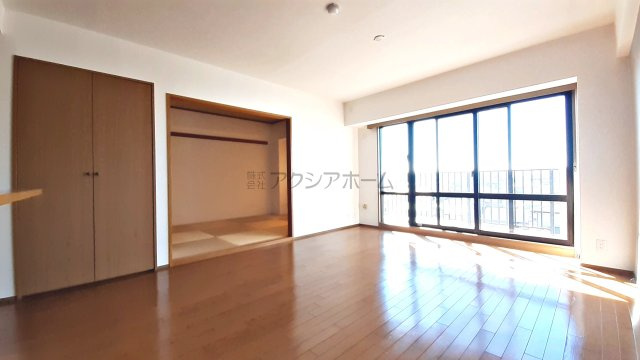 ウインベルコーラス狭山ヶ丘の居間・リビング|LD11.8帖　大きな窓から採光良好♪