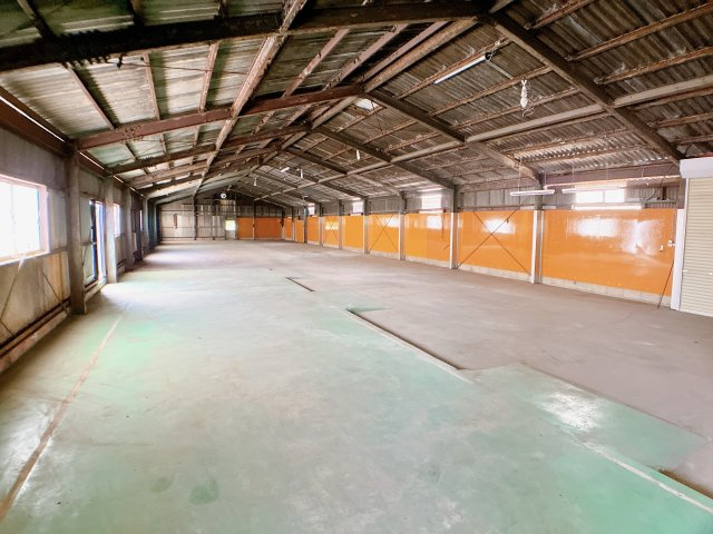 平井町倉庫の駐車場