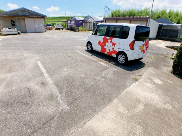 平井町倉庫の駐車場
