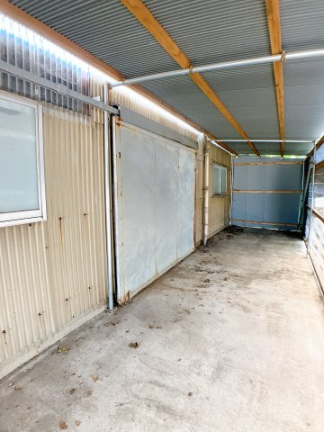 平井町倉庫の駐車場